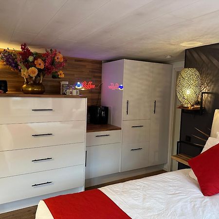 Boat No Breakfast Hotel Amsterdam Bagian luar foto