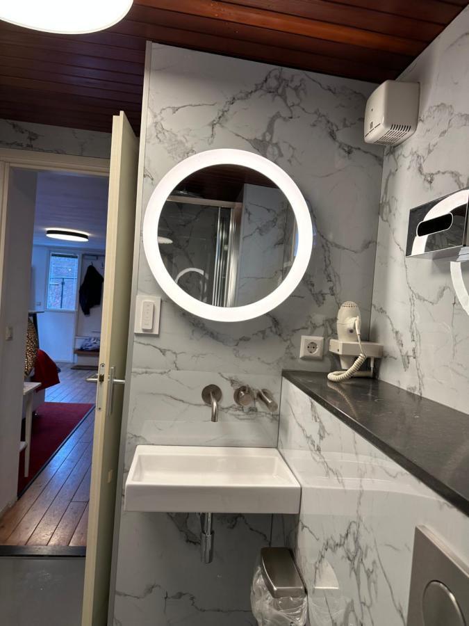Boat No Breakfast Hotel Amsterdam Bagian luar foto