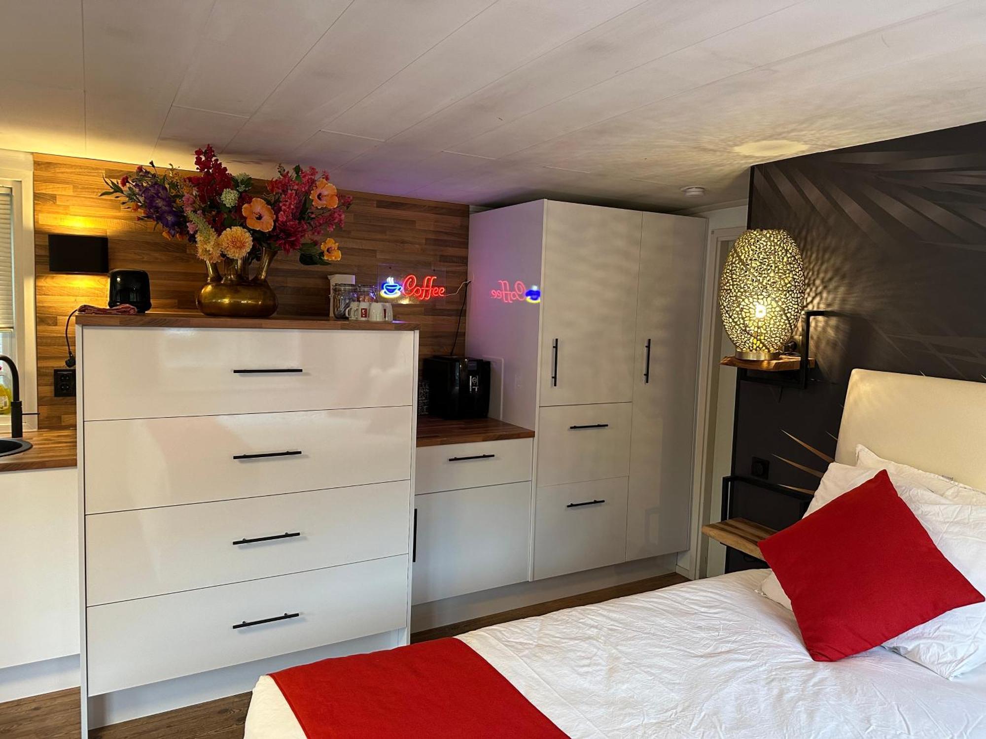 Boat No Breakfast Hotel Amsterdam Bagian luar foto